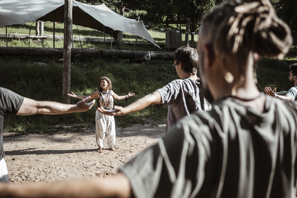 Acro Yoga auf der Wald-Healing