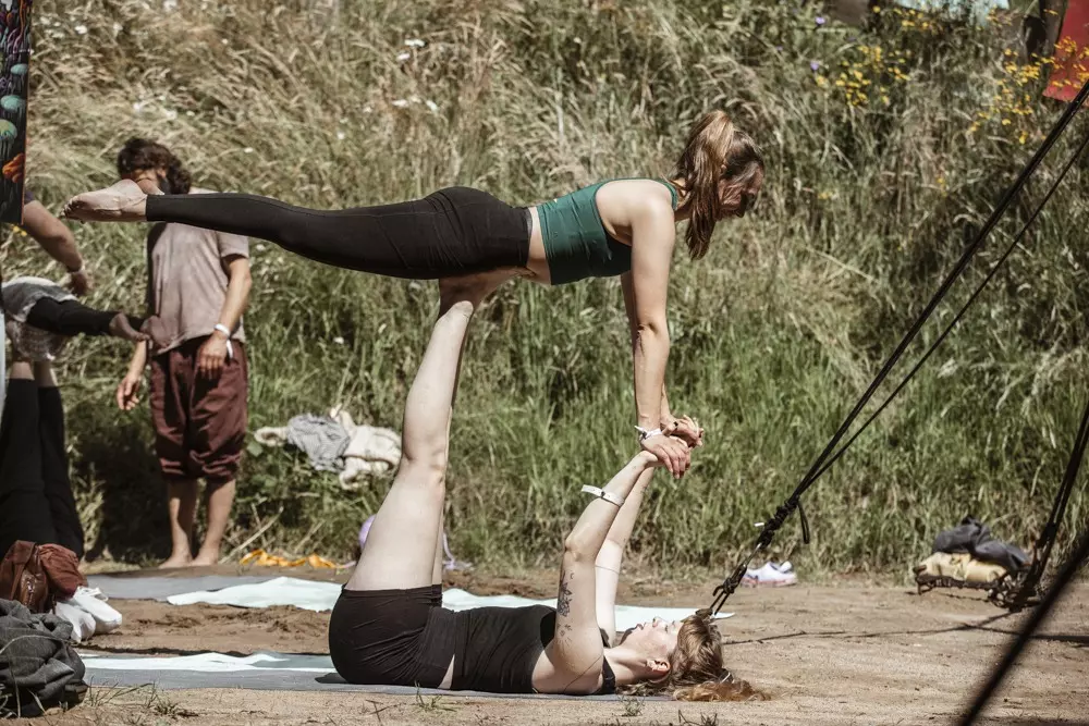 Acro Yoga auf der Wald-Healing